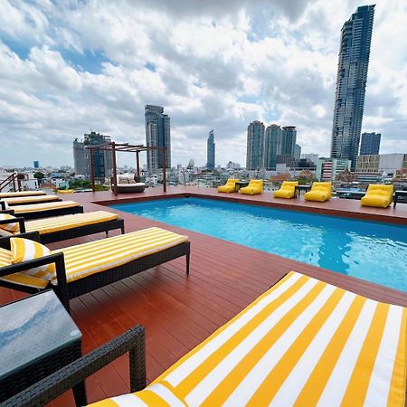Miloft Sathorn Hotel Bangkok Exterior foto Rooftop pool at the hotel