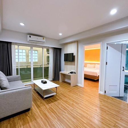 Miloft Sathorn Hotel Bangkok Exterior foto A typical apartment in Bangkok, Thailand