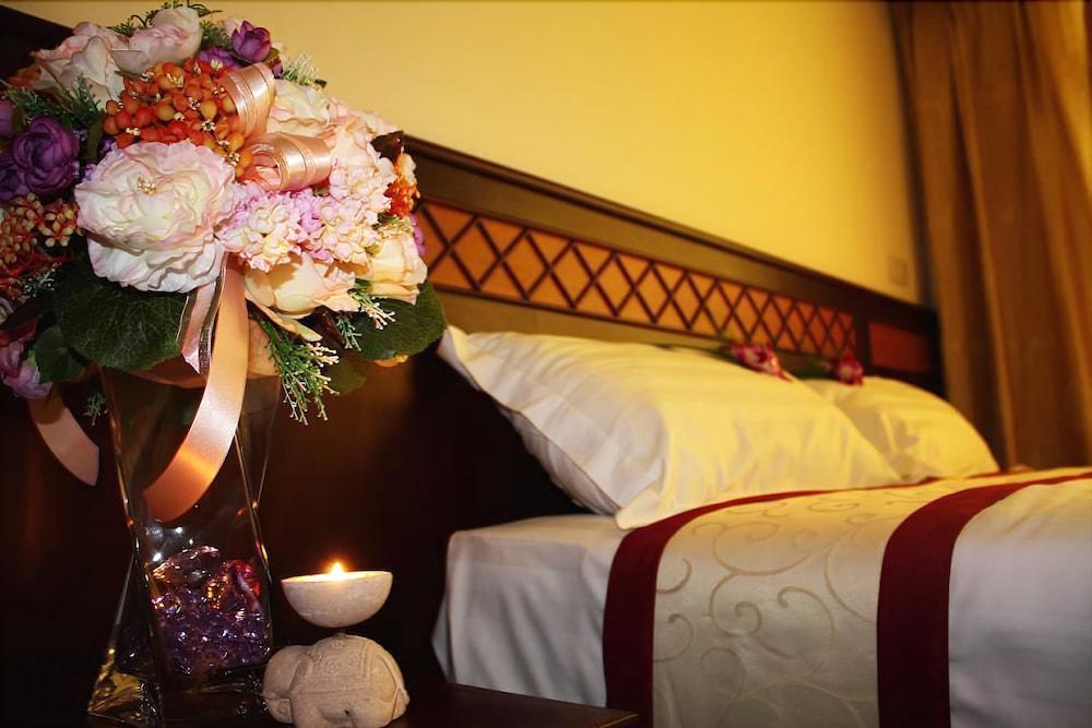 Miloft Sathorn Hotel Bangkok Exterior foto A bedroom at the hotel
