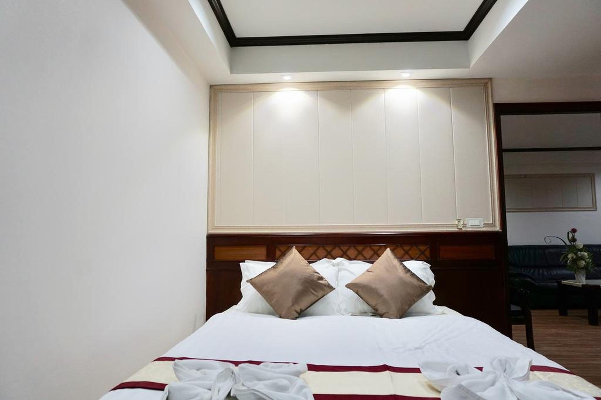 Miloft Sathorn Hotel Bangkok Exterior foto A bedroom at the hotel