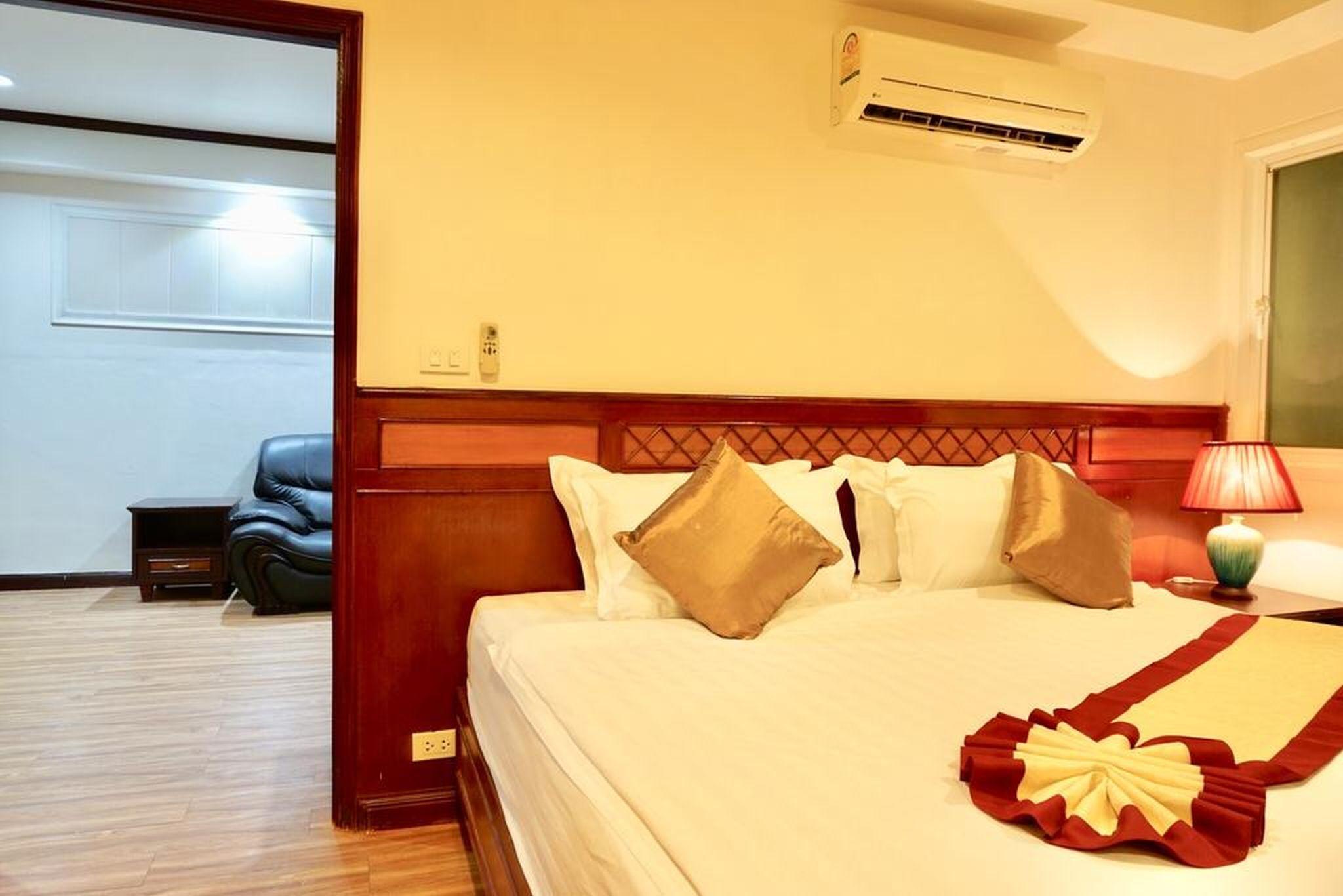 Miloft Sathorn Hotel Bangkok Exterior foto A room at the hotel
