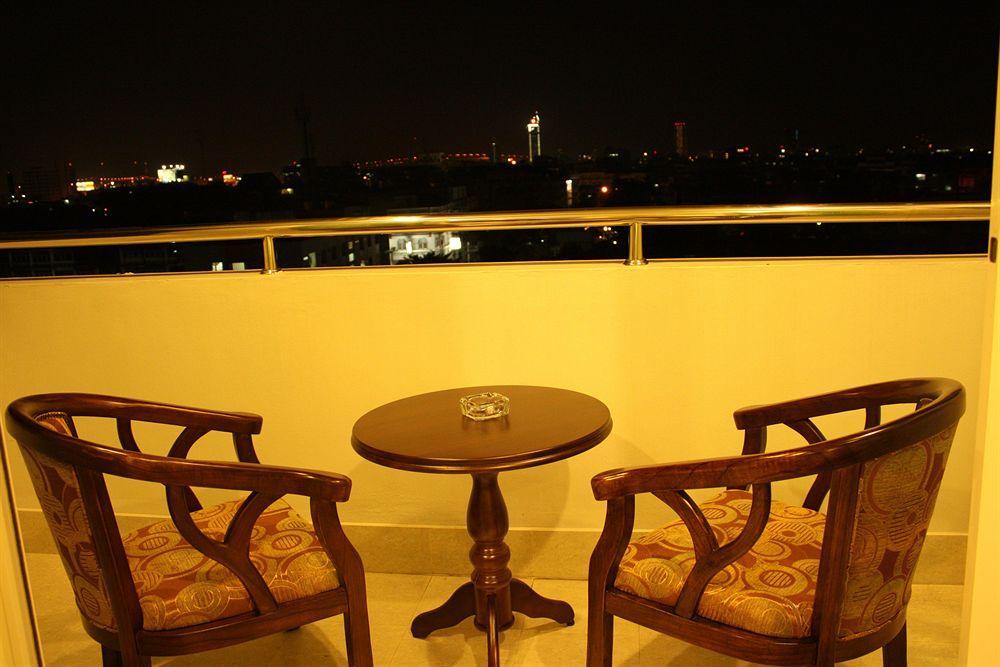 Miloft Sathorn Hotel Bangkok Exterior foto A balcony in a hotel