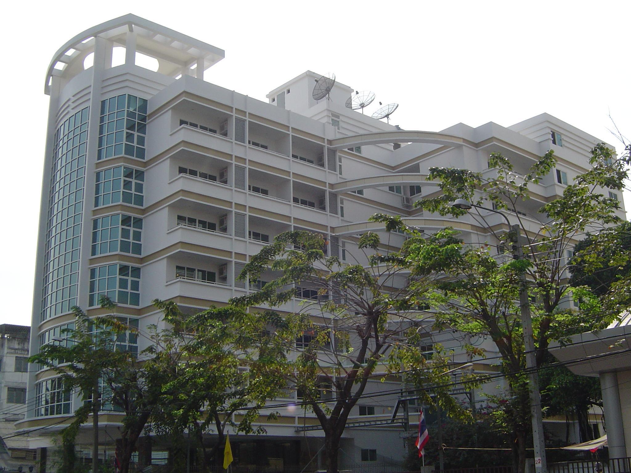 Miloft Sathorn Hotel Bangkok Exterior foto The new building of the university