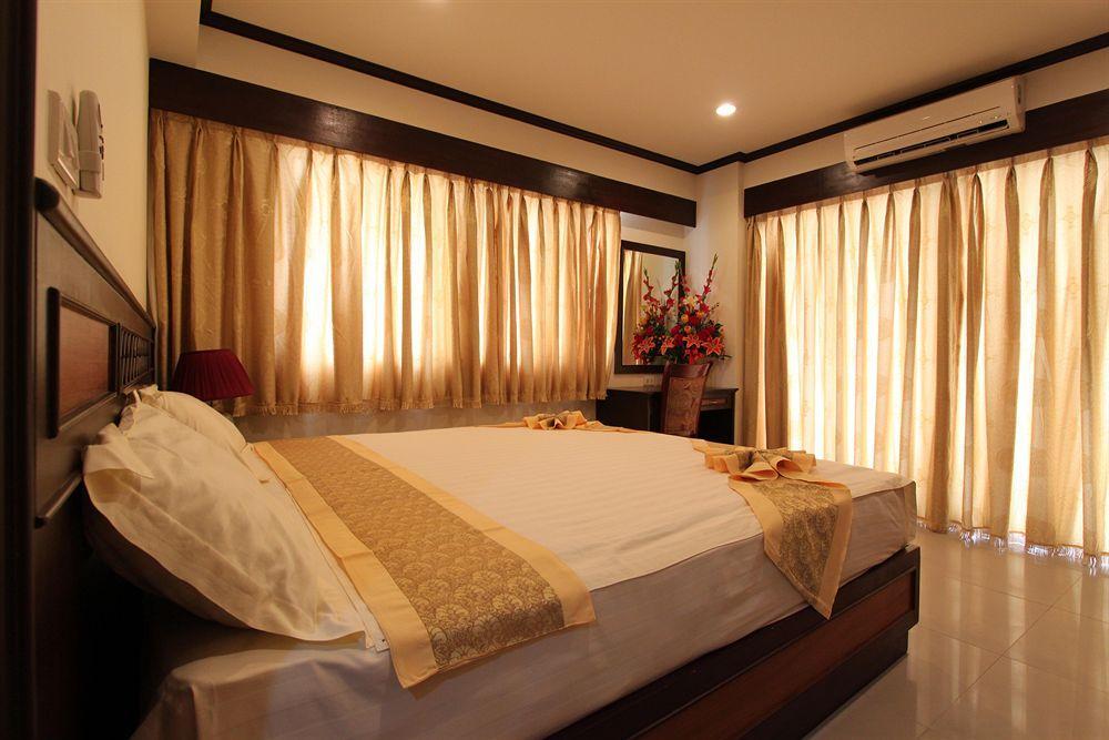 Miloft Sathorn Hotel Bangkok Exterior foto A bedroom at the hotel