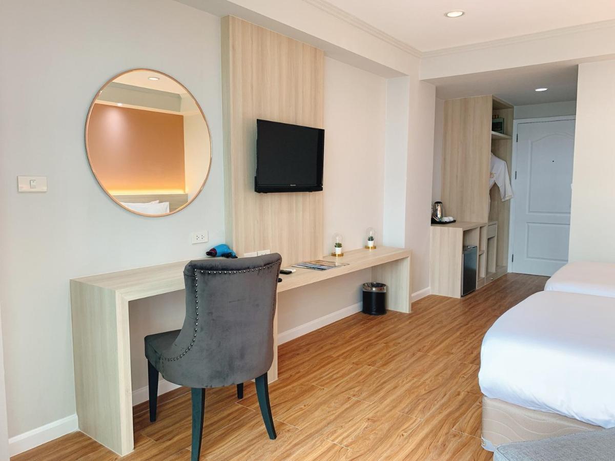 Miloft Sathorn Hotel Bangkok Exterior foto Deluxe Room