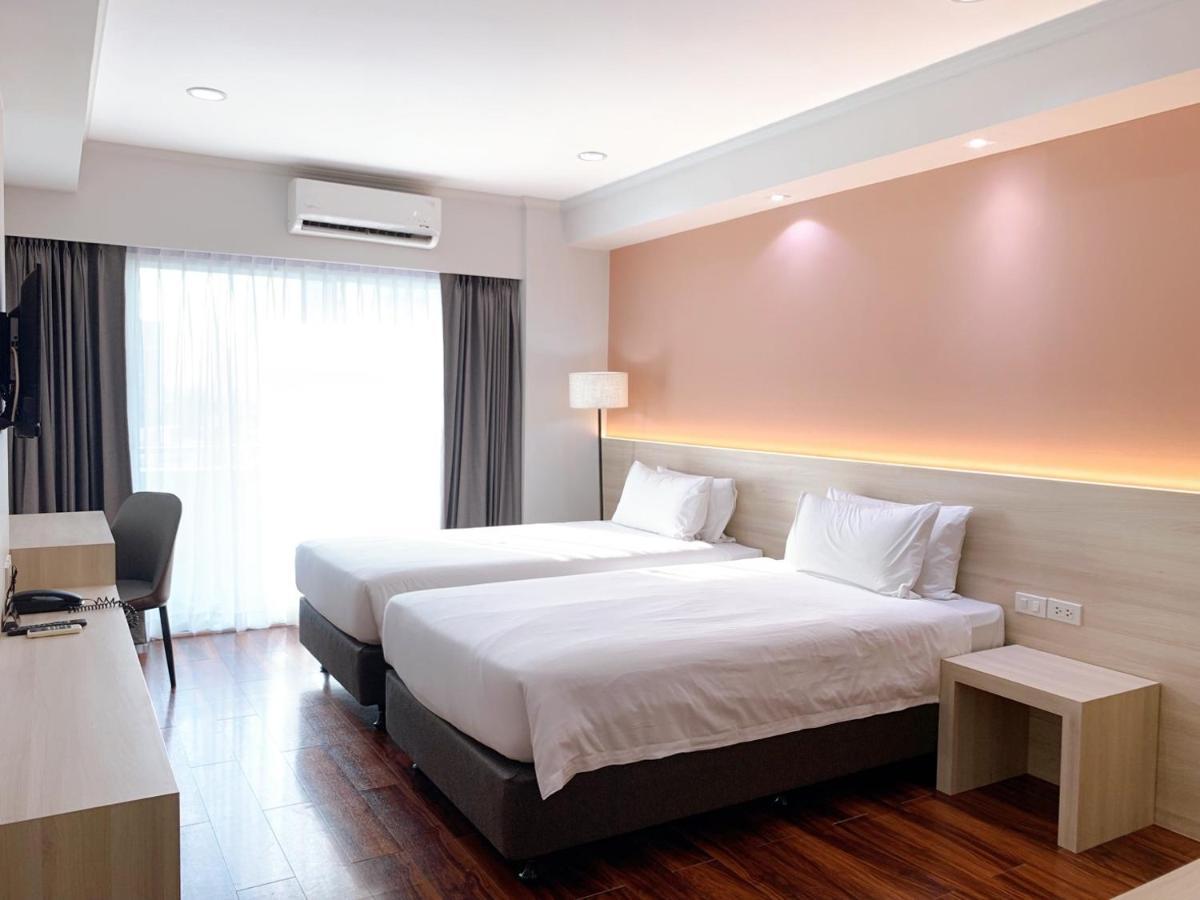 Miloft Sathorn Hotel Bangkok Exterior foto Deluxe Room