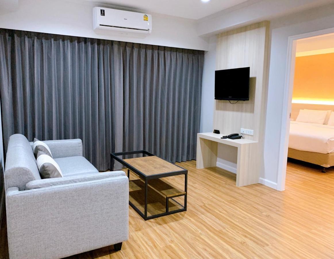 Miloft Sathorn Hotel Bangkok Exterior foto Living room
