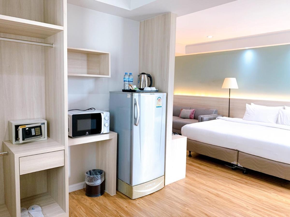 Miloft Sathorn Hotel Bangkok Exterior foto A typical studio apartment