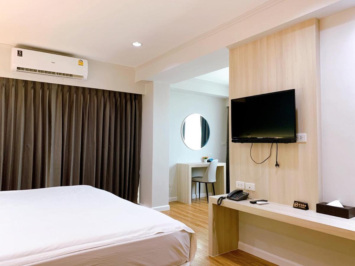 Miloft Sathorn Hotel Bangkok Exterior foto A room at the hotel