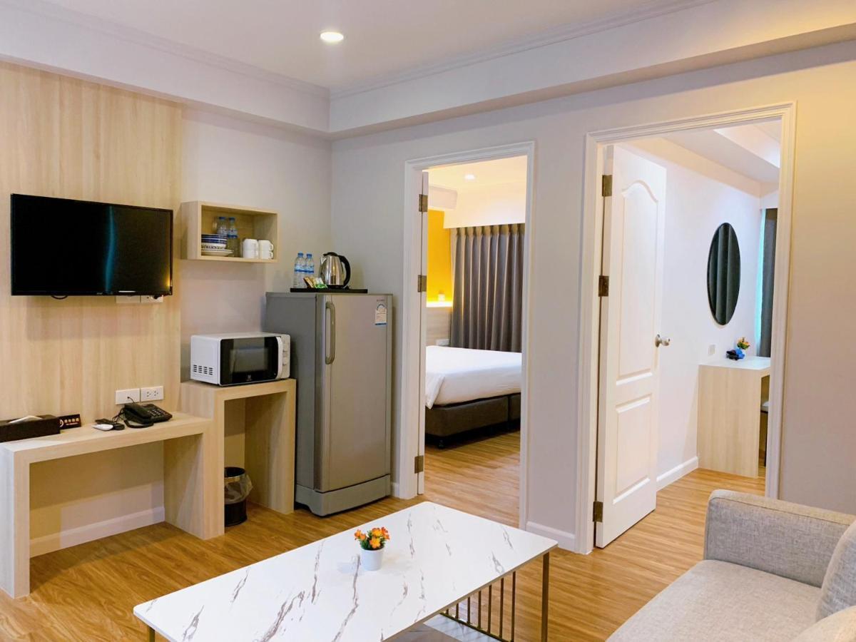 Miloft Sathorn Hotel Bangkok Exterior foto A typical hotel room