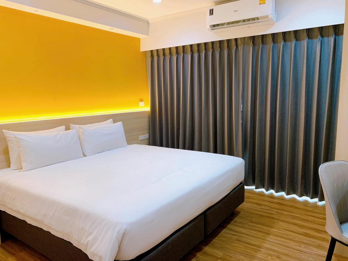 Miloft Sathorn Hotel Bangkok Exterior foto A room at the hotel