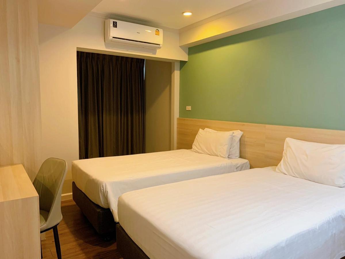 Miloft Sathorn Hotel Bangkok Exterior foto A room at the hotel