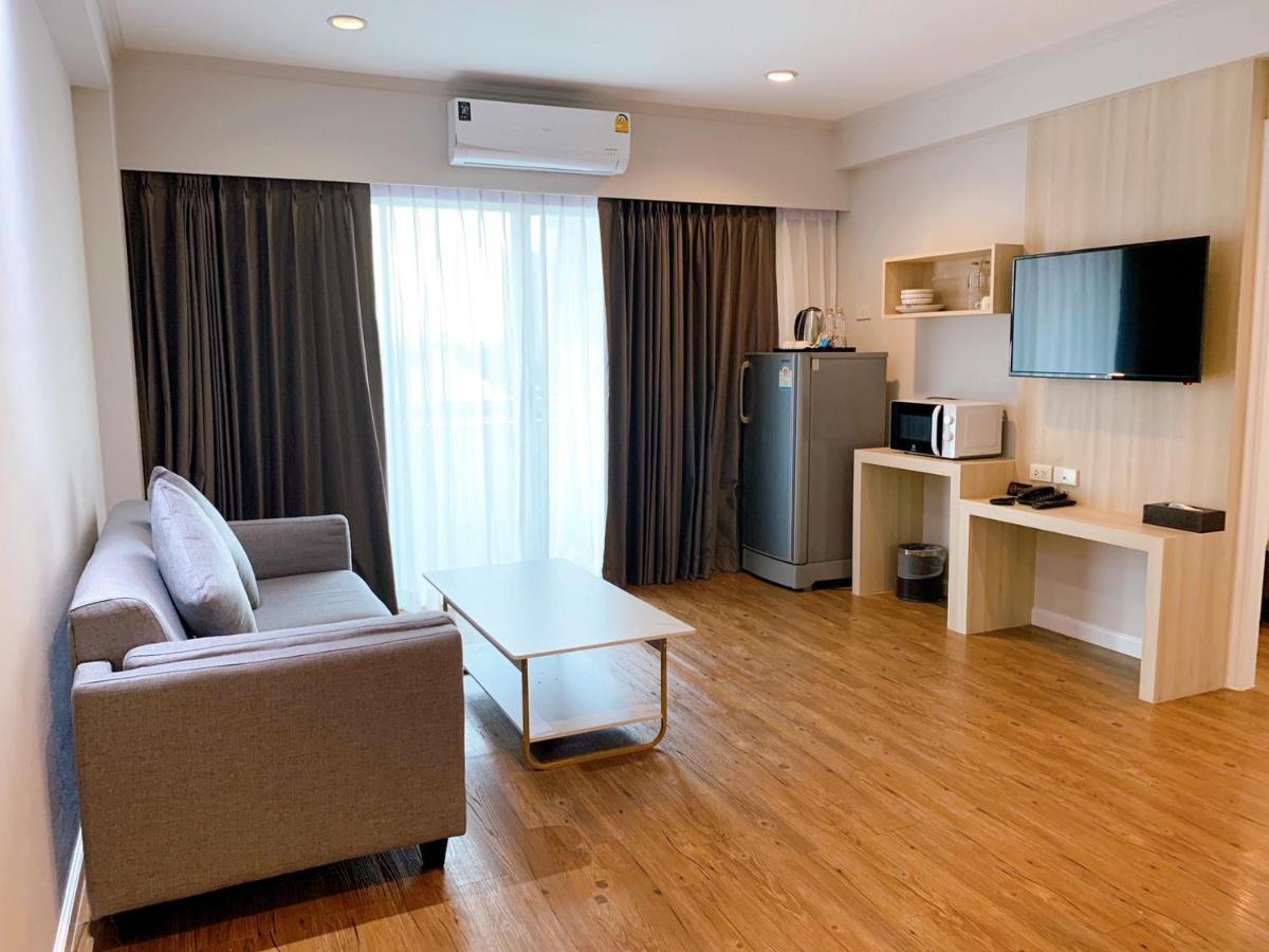 Miloft Sathorn Hotel Bangkok Exterior foto A typical one-bedroom apartment in Bangkok, Thailand