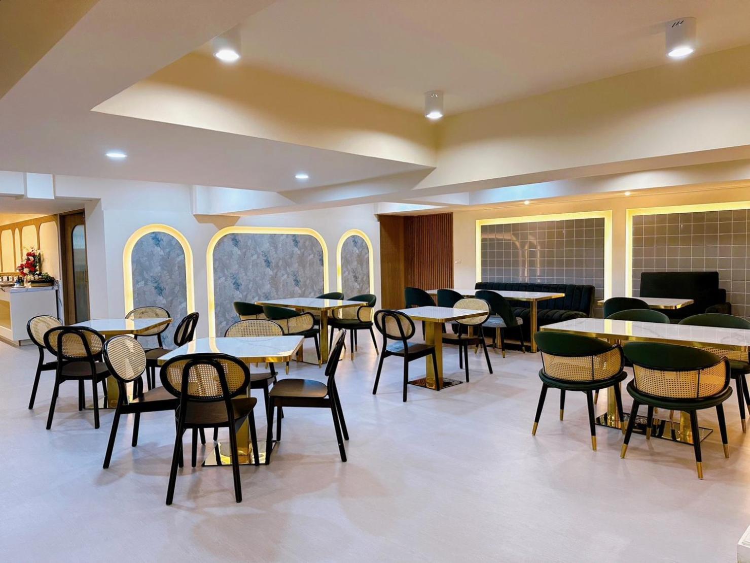 Miloft Sathorn Hotel Bangkok Exterior foto The lounge at the airport