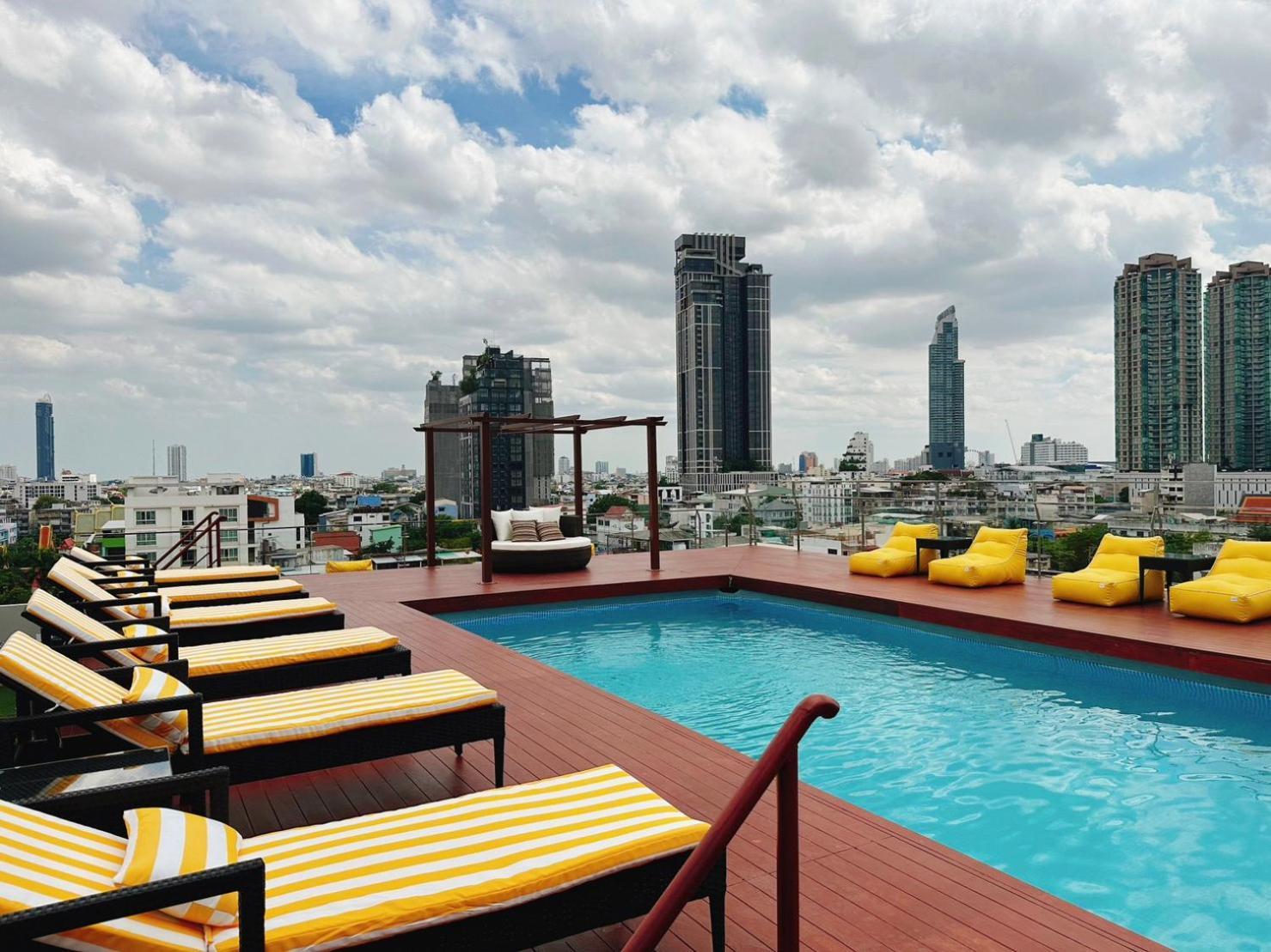 Miloft Sathorn Hotel Bangkok Exterior foto Rooftop pool at the hotel