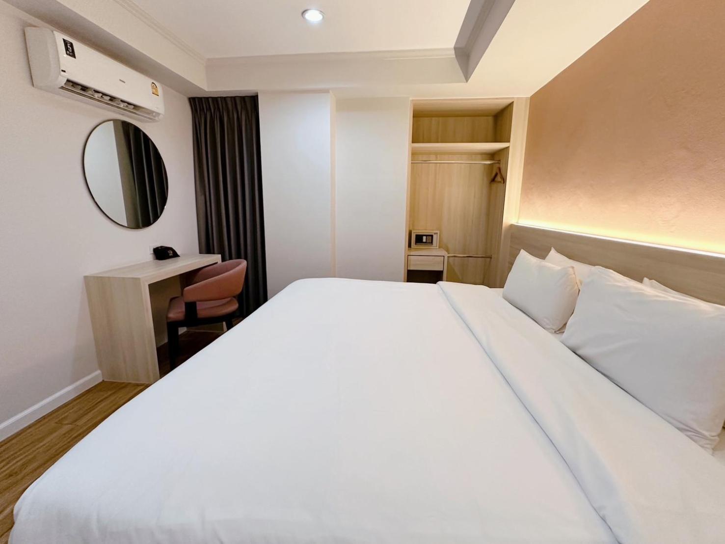 Miloft Sathorn Hotel Bangkok Exterior foto Deluxe Room