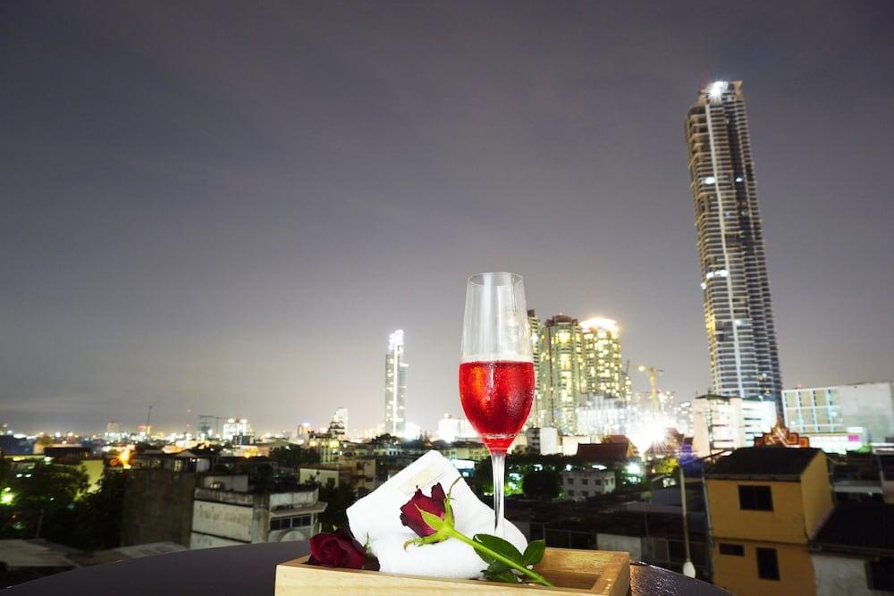 Miloft Sathorn Hotel Bangkok Exterior foto View of the complex at night